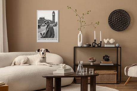 Paul Sinus Leinwandbild 60x90cm Leinwandbild Britischer Glamour – Stilvolle Schwarz-Weiß-Fotografie einer eleganten Frau mit Hund vor Big Ben