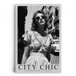 Paul Sinus Leinwandbild 60x90cm Leinwandbild City Chic – Stilvolle Schwarz-Weiß-Fotografie einer eleganten Frau in urbaner Kulisse, Vintage-Glamour