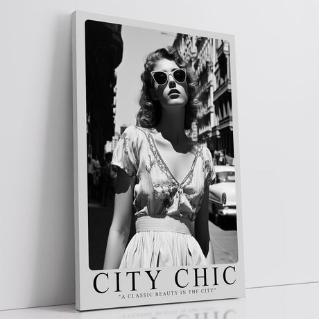 Paul Sinus Leinwandbild 60x90cm Leinwandbild City Chic – Stilvolle Schwarz-Weiß-Fotografie einer eleganten Frau in urbaner Kulisse, Vintage-Glamour