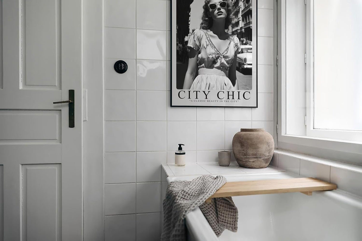 Paul Sinus Leinwandbild 60x90cm Leinwandbild City Chic – Stilvolle Schwarz-Weiß-Fotografie einer eleganten Frau in urbaner Kulisse, Vintage-Glamour