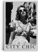 Paul Sinus Leinwandbild 60x90cm Leinwandbild City Chic – Stilvolle Schwarz-Weiß-Fotografie einer eleganten Frau in urbaner Kulisse, Vintage-Glamour