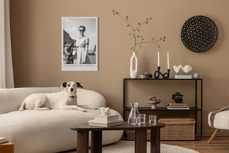 Paul Sinus Leinwandbild 60x90cm Leinwandbild Eleganz und Loyalität – Stilvolle Schwarz-Weiß-Fotografie mit Frau und treuem Hund, Retro-Charme