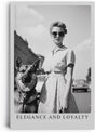 Paul Sinus Leinwandbild 60x90cm Leinwandbild Eleganz und Loyalität – Stilvolle Schwarz-Weiß-Fotografie mit Frau und treuem Hund, Retro-Charme