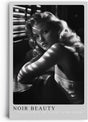 Paul Sinus Leinwandbild 60x90cm faszinierende Noir-Fotografie einer eleganten Frau im Spiel von Licht und Schatten, stilvolle Schwarz-Weiß-Kunst