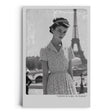Paul Sinus Leinwandbild 60x90cm Französisches Mädchen in Paris – Vintage, Nostalgie, Fotografie, Schwarz-Weiß, Mode, 50er Jahre, Eleganz, Romantik
