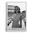 Paul Sinus Leinwandbild 60x90cm Leinwandbild La Dolce Vita – Stilvolle Schwarz-Weiß-Fotografie mit eleganter Frau vor dem Kolosseum