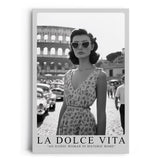 Paul Sinus Leinwandbild 60x90cm Leinwandbild La Dolce Vita – Stilvolle Schwarz-Weiß-Fotografie mit eleganter Frau vor dem Kolosseum