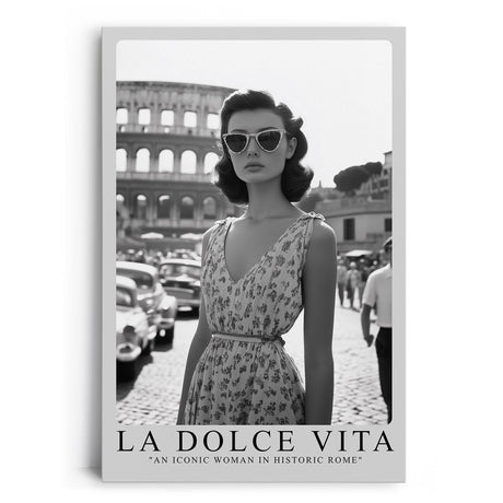 Paul Sinus Leinwandbild 60x90cm Leinwandbild La Dolce Vita – Stilvolle Schwarz-Weiß-Fotografie mit eleganter Frau vor dem Kolosseum