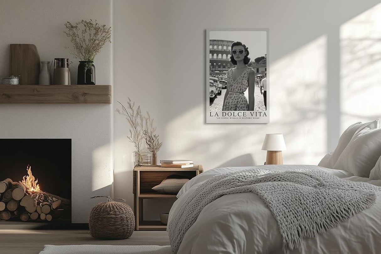 Paul Sinus Leinwandbild 60x90cm Leinwandbild La Dolce Vita – Stilvolle Schwarz-Weiß-Fotografie mit eleganter Frau vor dem Kolosseum