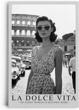 Paul Sinus Leinwandbild 60x90cm Leinwandbild La Dolce Vita – Stilvolle Schwarz-Weiß-Fotografie mit eleganter Frau vor dem Kolosseum