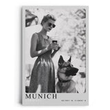 Paul Sinus Leinwandbild 80x120cm Munich – Vintage, Fotografie, Eleganz, Deutschland, Bier, Nostalgie, Charme, Stil, Schwarz-Weiß, Frau, Hund, Tradition
