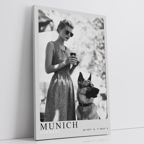 Paul Sinus Leinwandbild 80x120cm Munich – Vintage, Fotografie, Eleganz, Deutschland, Bier, Nostalgie, Charme, Stil, Schwarz-Weiß, Frau, Hund, Tradition