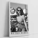 Paul Sinus Leinwandbild 40x60cm Leinwandbild Retro Rebell – Stilvolle Schwarz-Weiß-Fotografie einer starken Frau mit Motorrad, Vintage-Glamour