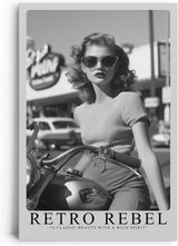 Paul Sinus Leinwandbild 40x60cm Leinwandbild Retro Rebell – Stilvolle Schwarz-Weiß-Fotografie einer starken Frau mit Motorrad, Vintage-Glamour