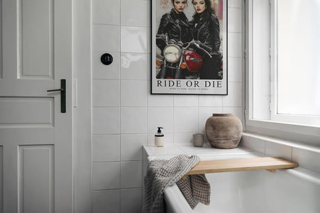 Paul Sinus Leinwandbild 60x90cm Leinwandbild Ride or Die – Ausdrucksstarke Rebellinnen in Lederjacken mit Vintage-Motorrad, urbaner Charme