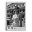 Paul Sinus Leinwandbild 40x60cm Leinwandbild Rom Eleganz – Stilvolle Schwarz-Weiß-Fotografie mit zeitloser Frau vor dem Kolosseum, italienischer Chic