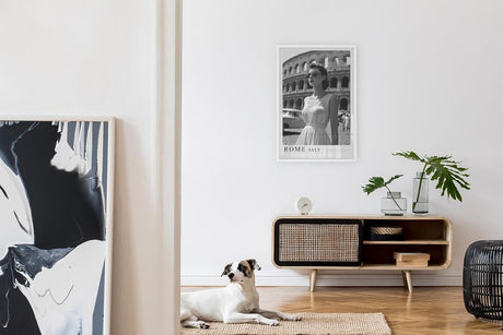 Paul Sinus Leinwandbild 40x60cm Leinwandbild Rom Eleganz – Stilvolle Schwarz-Weiß-Fotografie mit zeitloser Frau vor dem Kolosseum, italienischer Chic