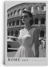 Paul Sinus Leinwandbild 40x60cm Leinwandbild Rom Eleganz – Stilvolle Schwarz-Weiß-Fotografie mit zeitloser Frau vor dem Kolosseum, italienischer Chic