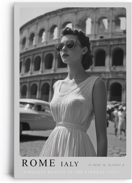 Paul Sinus Leinwandbild 40x60cm Leinwandbild Rom Eleganz – Stilvolle Schwarz-Weiß-Fotografie mit zeitloser Frau vor dem Kolosseum, italienischer Chic