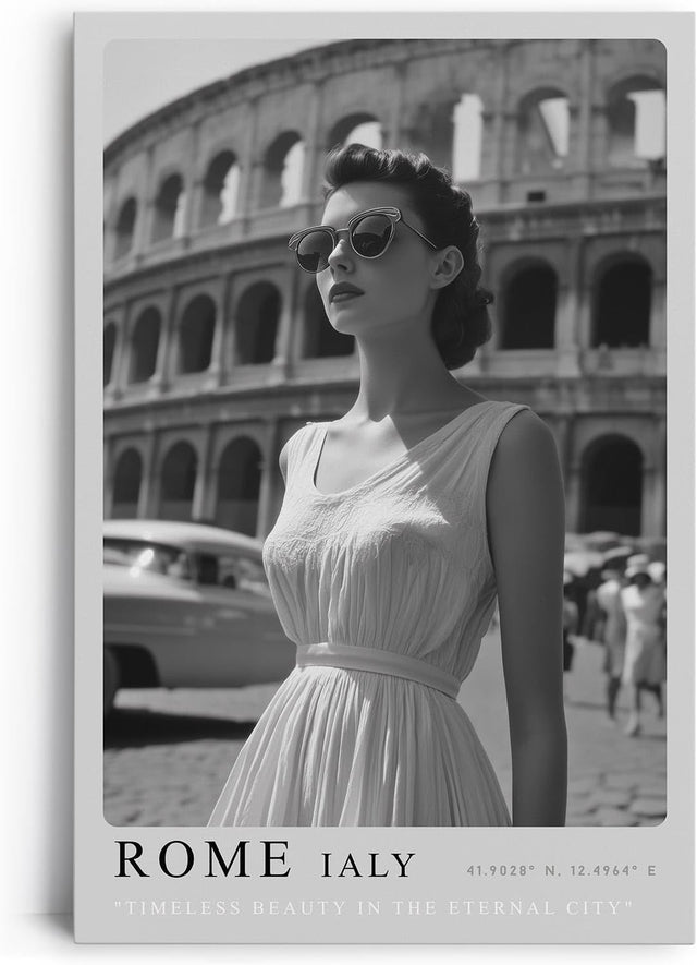 Paul Sinus Leinwandbild 40x60cm Leinwandbild Rom Eleganz – Stilvolle Schwarz-Weiß-Fotografie mit zeitloser Frau vor dem Kolosseum, italienischer Chic