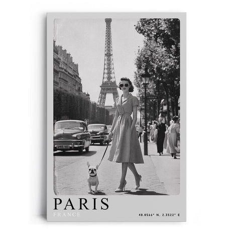 Paul Sinus Leinwandbild 80x120cm stilvolle Vintage-Fotografie einer eleganten Frau mit Hund vor dem Eiffelturm in Paris, zeitlose Schwarz-Weiß-Kunst