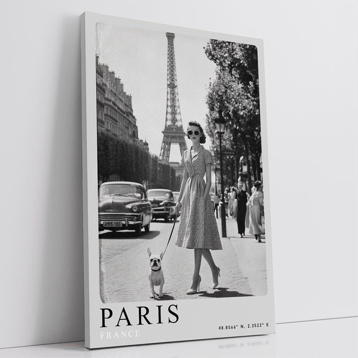 Paul Sinus Leinwandbild 80x120cm stilvolle Vintage-Fotografie einer eleganten Frau mit Hund vor dem Eiffelturm in Paris, zeitlose Schwarz-Weiß-Kunst