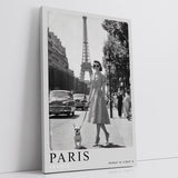 Paul Sinus Leinwandbild 80x120cm stilvolle Vintage-Fotografie einer eleganten Frau mit Hund vor dem Eiffelturm in Paris, zeitlose Schwarz-Weiß-Kunst