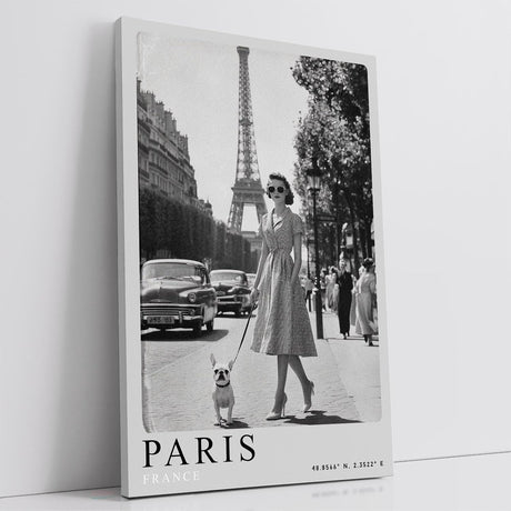 Paul Sinus Leinwandbild 80x120cm stilvolle Vintage-Fotografie einer eleganten Frau mit Hund vor dem Eiffelturm in Paris, zeitlose Schwarz-Weiß-Kunst