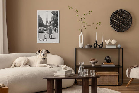 Paul Sinus Leinwandbild 80x120cm stilvolle Vintage-Fotografie einer eleganten Frau mit Hund vor dem Eiffelturm in Paris, zeitlose Schwarz-Weiß-Kunst