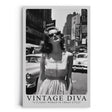Paul Sinus Leinwandbild 40x60cm Leinwandbild Vintage Diva – Stilvolle Schwarz-Weiß-Fotografie einer glamourösen Frau in urbaner Kulisse, Retro-Ästhetik