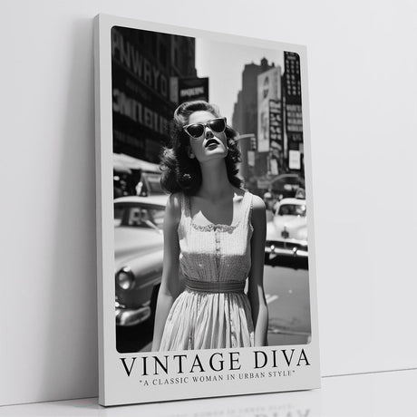 Paul Sinus Leinwandbild 40x60cm Leinwandbild Vintage Diva – Stilvolle Schwarz-Weiß-Fotografie einer glamourösen Frau in urbaner Kulisse, Retro-Ästhetik