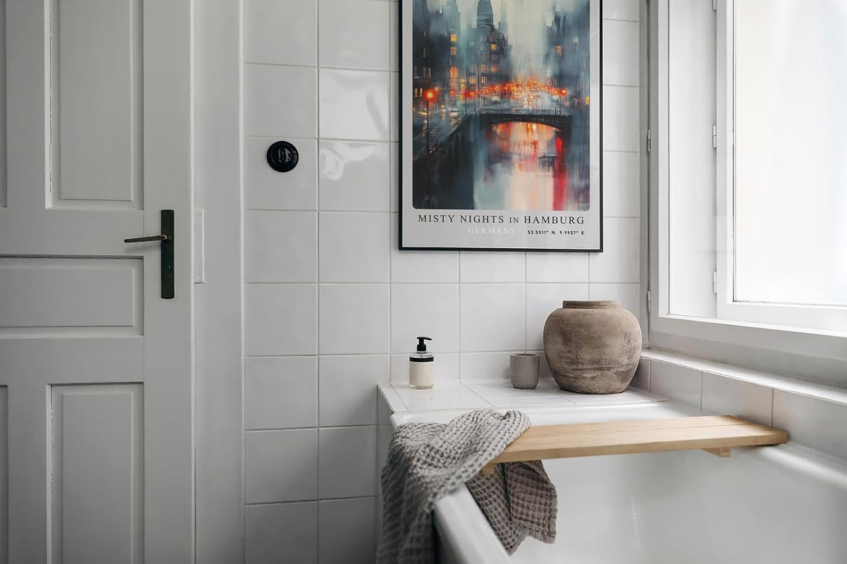 Paul Sinus Leinwandbild 60x90cm Misty Nights in Hamburg – Stimmungsvolle Stadtansicht mit nebelverhangenen Gebäuden, leuchtenden Straßenlichtern