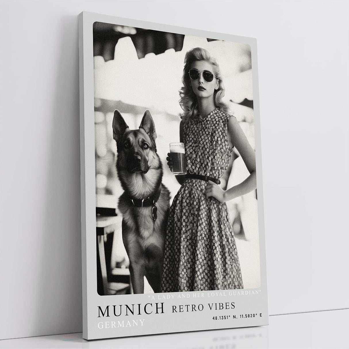 Paul Sinus Leinwandbild 80x120cm Munich Retro Vibes – Stilvolle Vintage-Szene in Schwarz-Weiß mit eleganter Dame, Sonnenbrille, deutschem Schäferhund