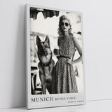 Paul Sinus Leinwandbild 80x120cm Munich Retro Vibes – Stilvolle Vintage-Szene in Schwarz-Weiß mit eleganter Dame, Sonnenbrille, deutschem Schäferhund