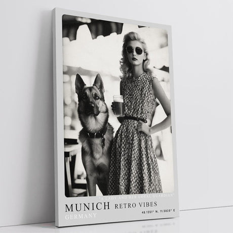 Paul Sinus Leinwandbild 80x120cm Munich Retro Vibes – Stilvolle Vintage-Szene in Schwarz-Weiß mit eleganter Dame, Sonnenbrille, deutschem Schäferhund