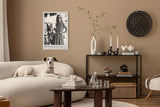 Paul Sinus Leinwandbild 80x120cm Munich Retro Vibes – Stilvolle Vintage-Szene in Schwarz-Weiß mit eleganter Dame, Sonnenbrille, deutschem Schäferhund