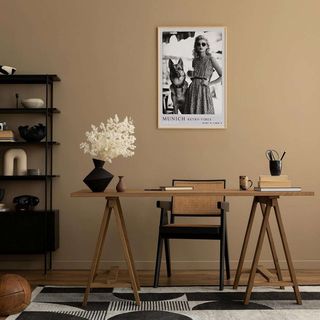 Paul Sinus Leinwandbild 80x120cm Munich Retro Vibes – Stilvolle Vintage-Szene in Schwarz-Weiß mit eleganter Dame, Sonnenbrille, deutschem Schäferhund