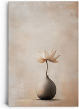 Paul Sinus 60x90cm Wandbild Zarte Eleganz in Beige – Minimalistisches Blumenmotiv mit ruhiger Ausstrahlung für stilvolle Räume
