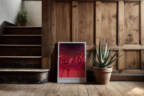 Paul Sinus Kunstdruck 40x60cm Center of Bloom – Makroaufnahme einer roten Blüte mit faszinierender Struktur und Tiefe