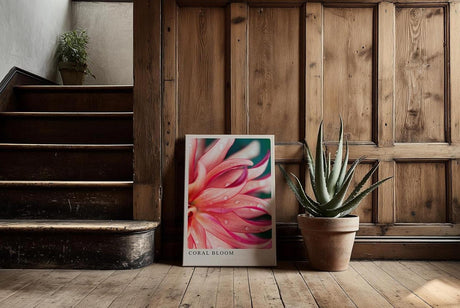 Paul Sinus Kunstdruck 40x60cm Coral Bloom – Blüte in Korallrot mit zarten Tropfen in leuchtender Nahaufnahme