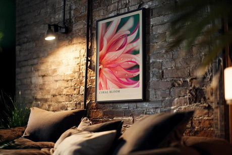 Paul Sinus Kunstdruck 40x60cm Coral Bloom – Blüte in Korallrot mit zarten Tropfen in leuchtender Nahaufnahme
