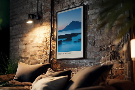 Paul Sinus Kunstdruck 40x60cm Cullin Ridge – schottische Bergsilhouette bei Sonnenuntergang mit ruhiger Küstenstimmung