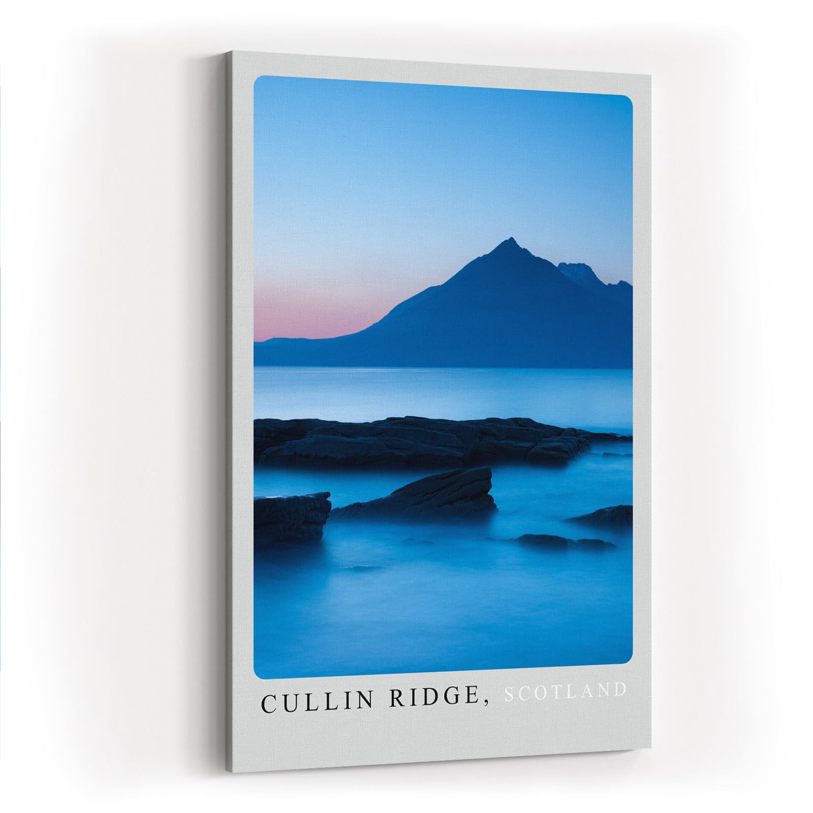 Paul Sinus Kunstdruck 40x60cm Cullin Ridge – schottische Bergsilhouette bei Sonnenuntergang mit ruhiger Küstenstimmung