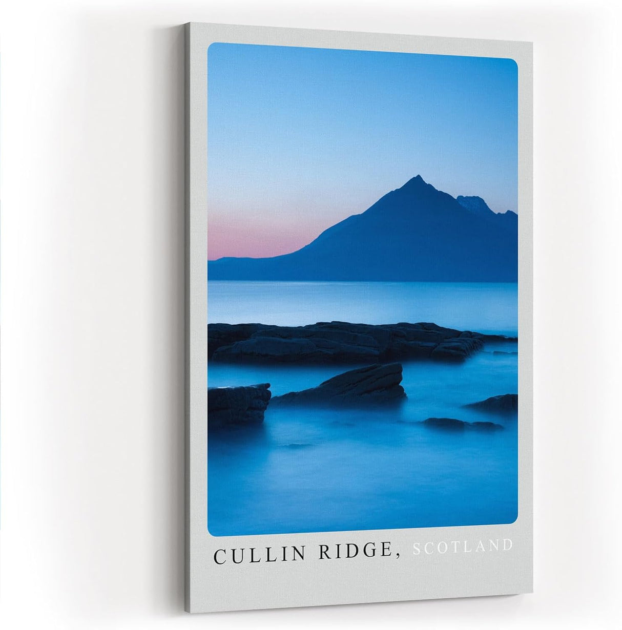 Paul Sinus Kunstdruck 40x60cm Cullin Ridge – schottische Bergsilhouette bei Sonnenuntergang mit ruhiger Küstenstimmung