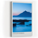 Paul Sinus Kunstdruck 40x60cm Cullin Ridge – schottische Bergsilhouette bei Sonnenuntergang mit ruhiger Küstenstimmung