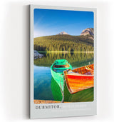 Paul Sinus Kunstdruck 40x60cm Durmitor – farbenfrohe Ruderboote auf Bergsee in Montenegro mit ruhigem Wasser