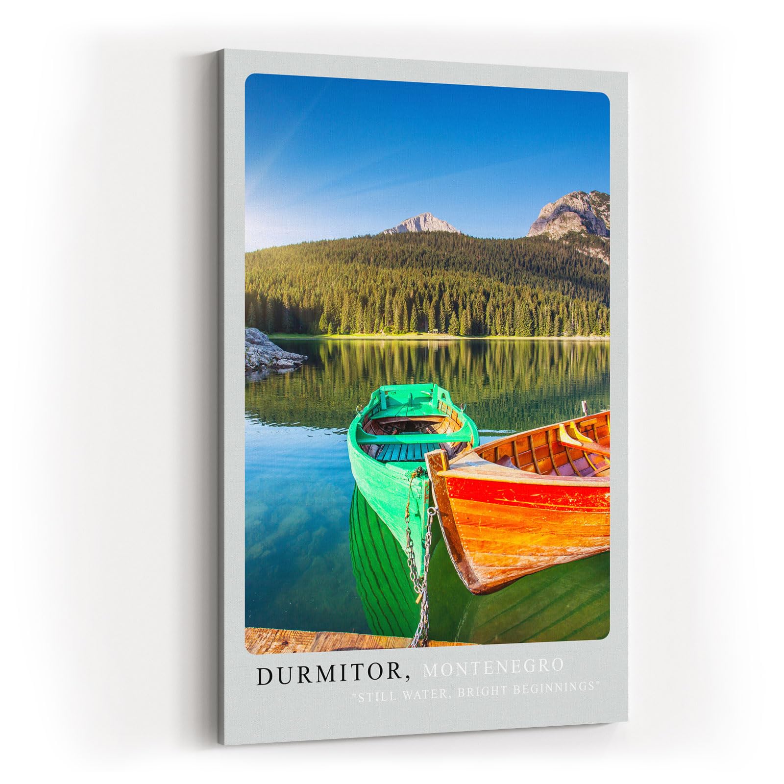 Paul Sinus Kunstdruck 40x60cm Durmitor – farbenfrohe Ruderboote auf Bergsee in Montenegro mit ruhigem Wasser