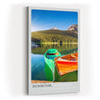 Paul Sinus Kunstdruck 40x60cm Durmitor – farbenfrohe Ruderboote auf Bergsee in Montenegro mit ruhigem Wasser