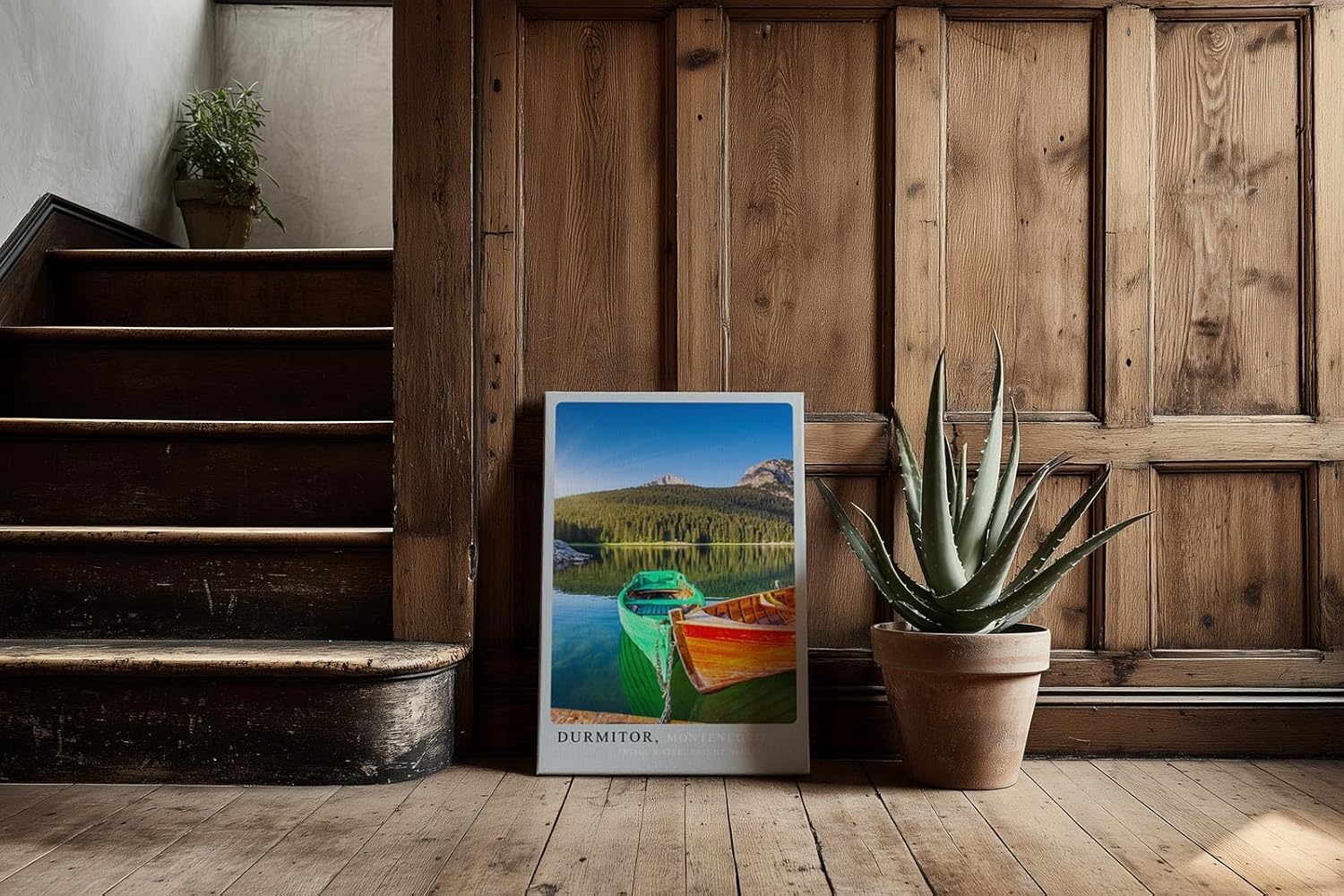 Paul Sinus Kunstdruck 40x60cm Durmitor – farbenfrohe Ruderboote auf Bergsee in Montenegro mit ruhigem Wasser