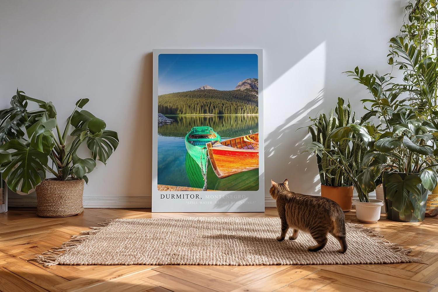 Paul Sinus Kunstdruck 40x60cm Durmitor – farbenfrohe Ruderboote auf Bergsee in Montenegro mit ruhigem Wasser